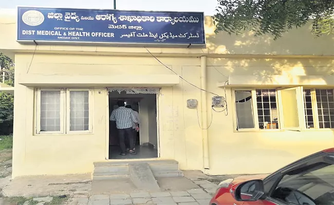 DMHO Employee Caught Red Handed To ACB In Medak District - Sakshi