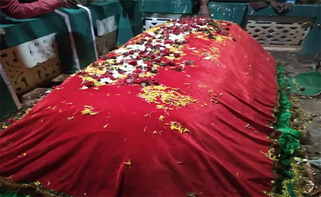 Tomb moving in Dargah At Podalakur Nellore - Sakshi