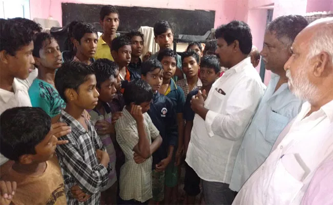 MLA Talari Venkatrao Checks social welfare Hostels In Gopalapuram - Sakshi