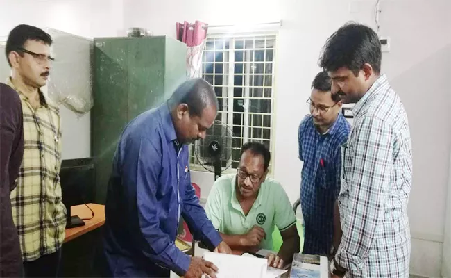 VRO Caught While Taking Bribe In Srikakulam - Sakshi