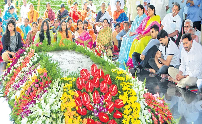 YS Jagan Mohan Reddy Family Pay Tributes To YS Rajasekhara Reddy - Sakshi