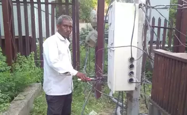 UP Traffic Police Fine Power Official Rs 500 He Cuts Police Station Power Supply - Sakshi