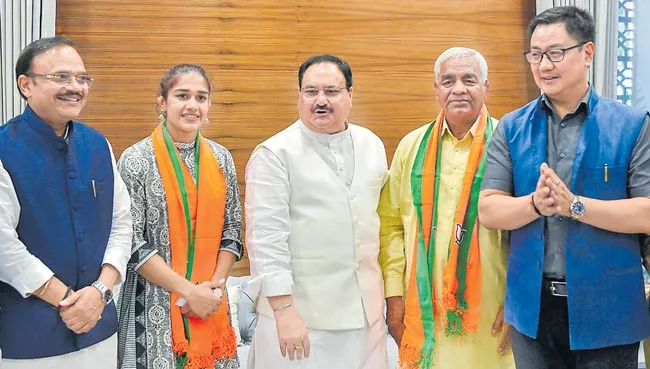 Wrestler Babita Phogat, father Mahavir join BJP, Kiren Rijiju welcomes - Sakshi
