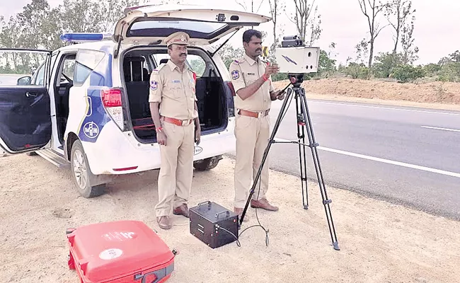 Traffic Police Are Using Speed Guns In Hyderabad - Sakshi
