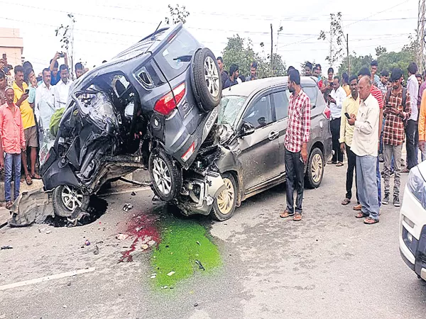 Road accident at Shamirpet Pedda cheruvu - Sakshi