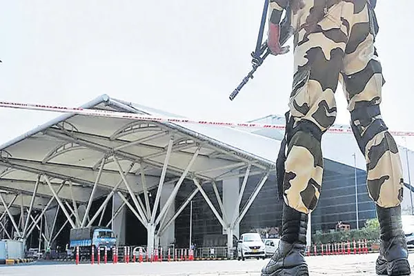 Huge Security at Airports For Independence day - Sakshi