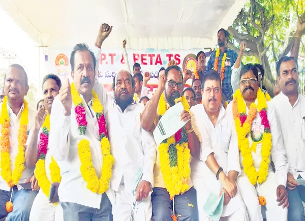 R Krishnaiah and MLC Rama chander Rao Support to PET Strike - Sakshi