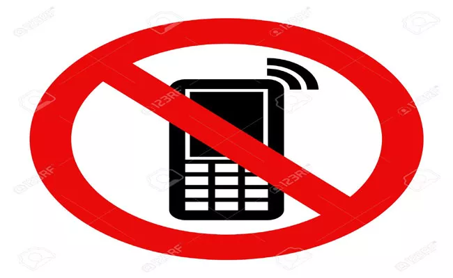 Government Gave Orders Banning Cell Phones In Public Schools In Guntur - Sakshi