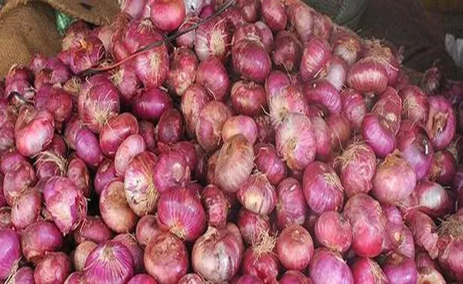 Onion Prices Set to Keep Rising Because Karnataka Floods - Sakshi