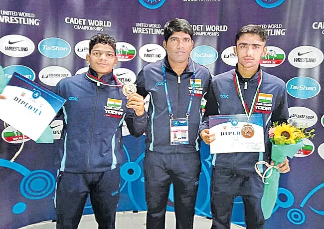 Sonam Malik grabs gold, Komal in final at Cadet World Championship - Sakshi
