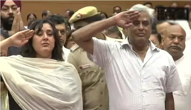 Husband and Daughter Say Farewell To Sushma Swaraj With A Salute - Sakshi