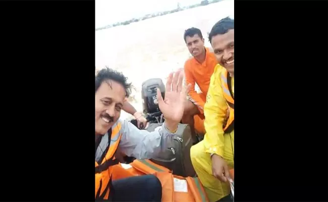Maharashtra Minister Girish Mahajan Took Selfie Videos During the Flood Survey - Sakshi