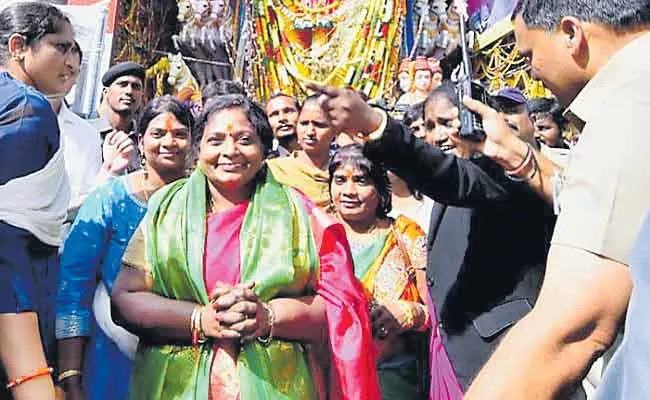 Tamilisai Soundararajan Visits Khairatabad Ganesh Idol - Sakshi