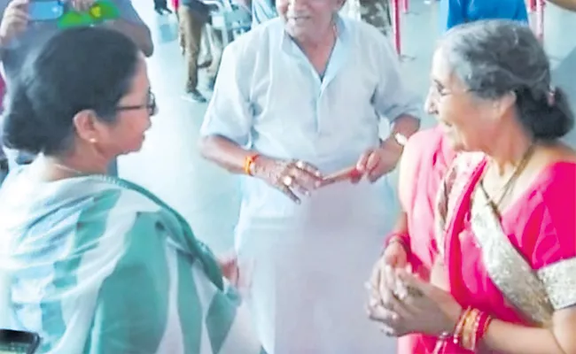 Mamata Banerjee Met Narendra Modi Wife at Kolkata Airport - Sakshi