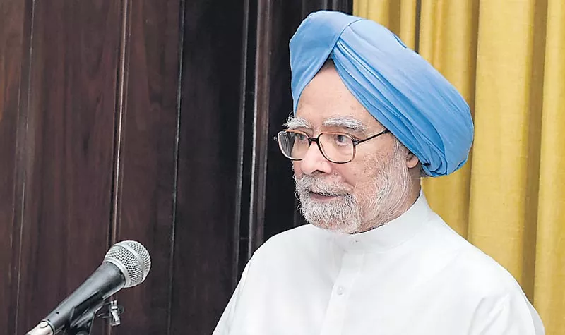 Manmohan Singh hits out at Modi govt calls slowdown man made crisis - Sakshi