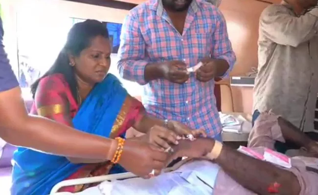 YSRCP MLA Sridevi Shows Humanity, Gives First Aid to Injured Person - Sakshi