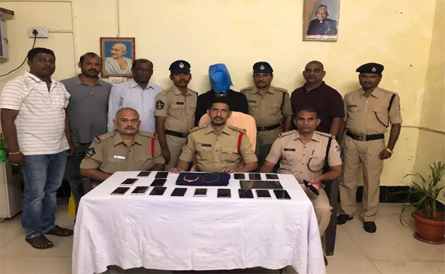 Police Arrested Mobile Phones Thief In Kadapa  - Sakshi