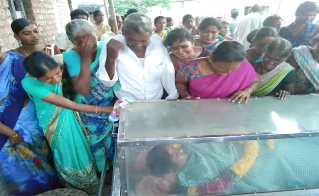 Married Woman Suicide With Family Problems In Prakasam - Sakshi