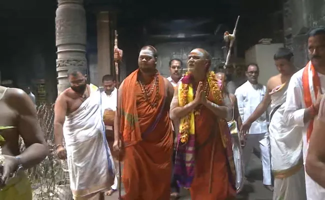 Swamy Swarupanandedra Swamy Visited Simhachalam Temple - Sakshi