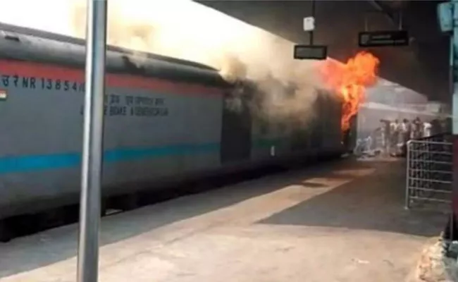 Fire breaks out in a train at New Delhi Railway Station - Sakshi