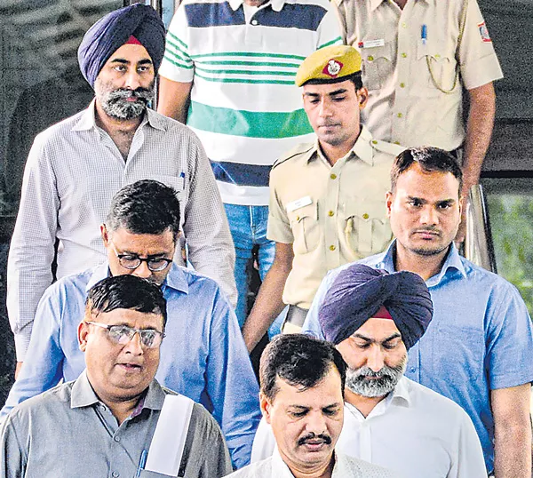 Singh brothers sent to four-day police custody in Religare case - Sakshi