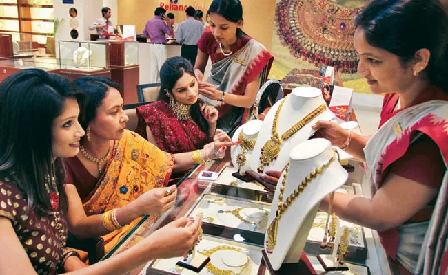 30 Tonnes Gold Sales On Dhanteras Was Recorded In This Year - Sakshi