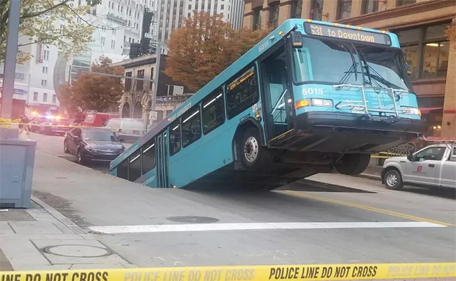Bus Fell Into Sinkhole During Rush Hour In Pittsburgh City - Sakshi