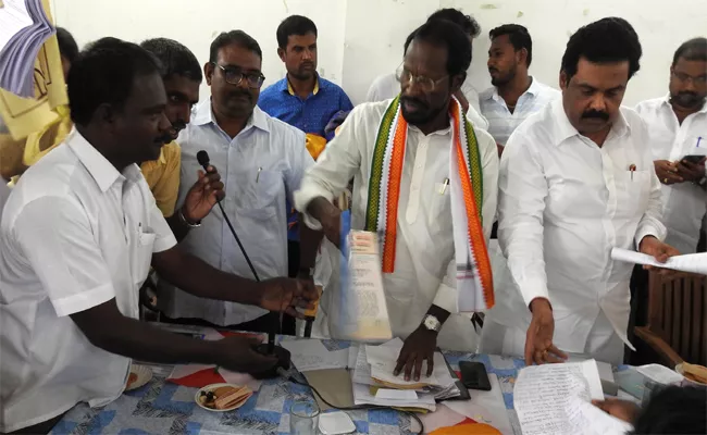 MP Jayakumar Fires On People Who Demands To Solve The Problems In Tiruvallur - Sakshi
