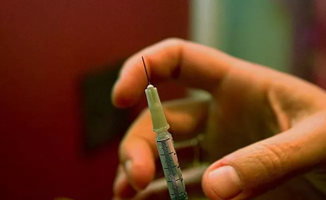 Doctor Commits Suicide After Taking Sedatives Injection At Hayathnagar - Sakshi