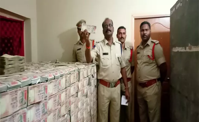 Police Revealed Details Of Old Currency Dump In Khammam - Sakshi