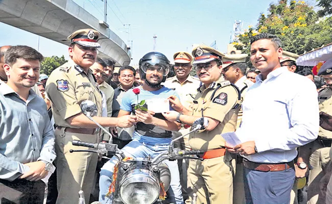 Gift coupons worth Rs 250 will be offered to 300 people for six months who did not do traffic violation  - Sakshi