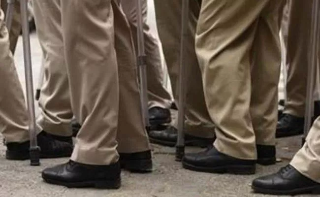  Uproar in Bengal school after class one girls allegedly forced to take off leggings - Sakshi