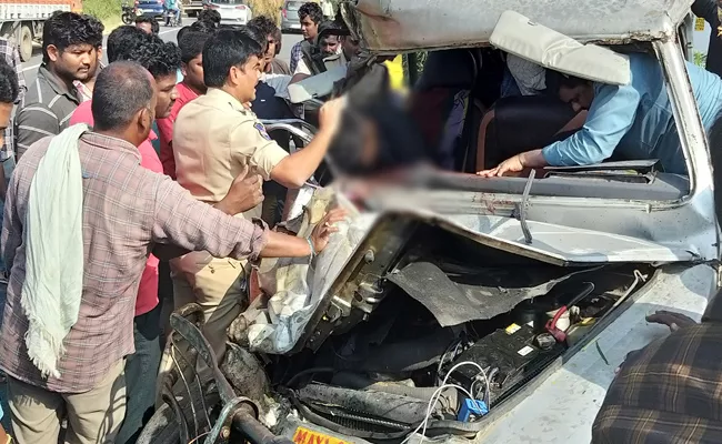 Road Accident In Mahabubnagar Driver Died And 13 Injured  - Sakshi