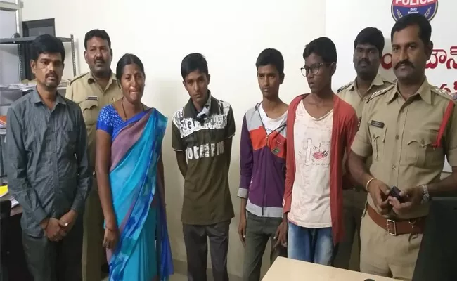 3 students Escape From School Hostel To Earn Money In Bhainsa - Sakshi