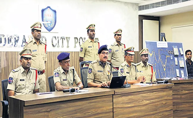 Minor Thiefs And Chain Snatchers Arrest in Hyderabad - Sakshi
