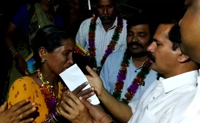 Manasa Murder Case Mother Swarupa Call Off Death Hunger Strike - Sakshi