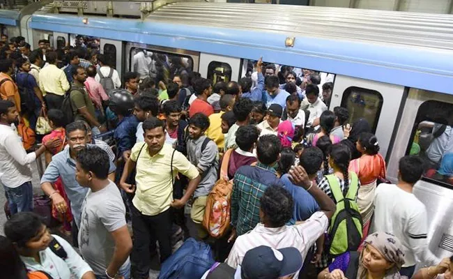 Hyderabad Metro Trains Heavy Rush Of Passengers - Sakshi