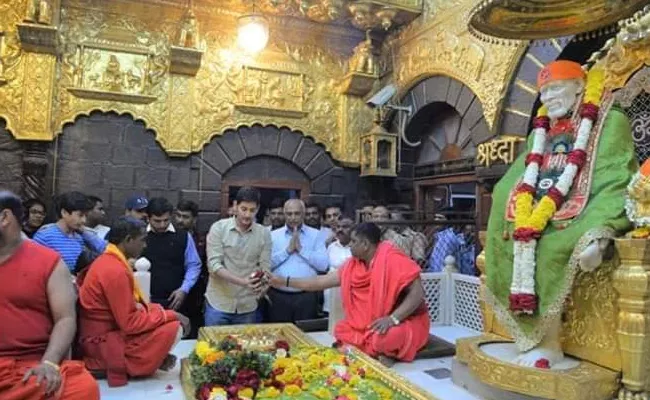 Mahesh Babu Visits Shirdi Sai Temple - Sakshi