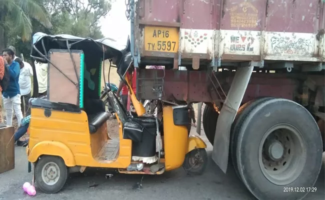 Two People Were Killed in a Road Accident Near Timmaji Pet - Sakshi