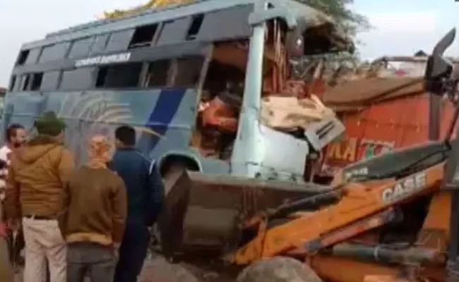 Bus And Truck Collide in Madhya Pradesh Rewa - Sakshi