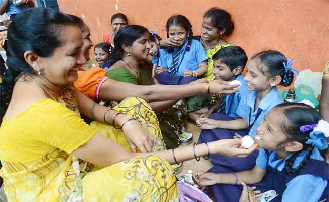 Studnets And Parents Happy With Gorumudda Scheme Visakhapatnam - Sakshi