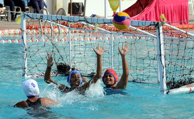  Karnataka Swimmers Got 32 Gold Medals In South Zone Junior Aquatics Championships - Sakshi