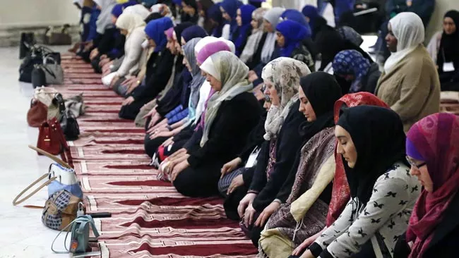 Muslim women can pray at mosques - Sakshi
