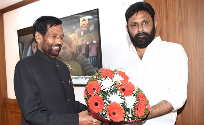 Minister Kodali Nani Meets Union Minister Ram Vilas Paswan - Sakshi