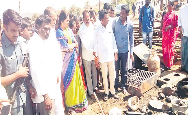 Padma Devender Reddy Promises To Help Fire Victims In Medak - Sakshi