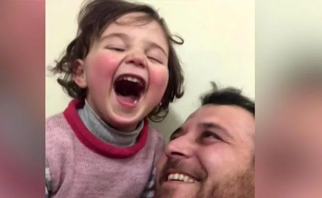 Syrian Father Daughter Laughs Over Bomb Explosion Emotional Video - Sakshi