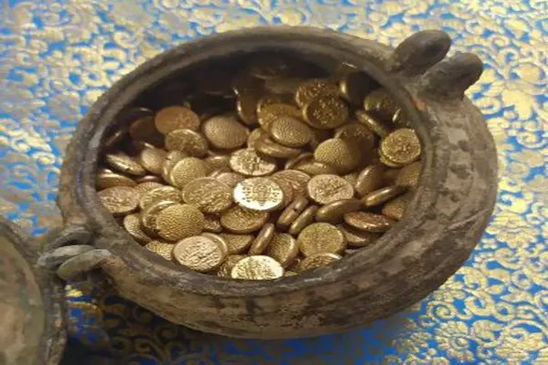 Gold Coins Found In Digging Near Jambukeswarar Temple - Sakshi