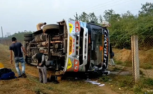 Private Travel Bus Rollover At Singarayakonda In Prakasam District - Sakshi