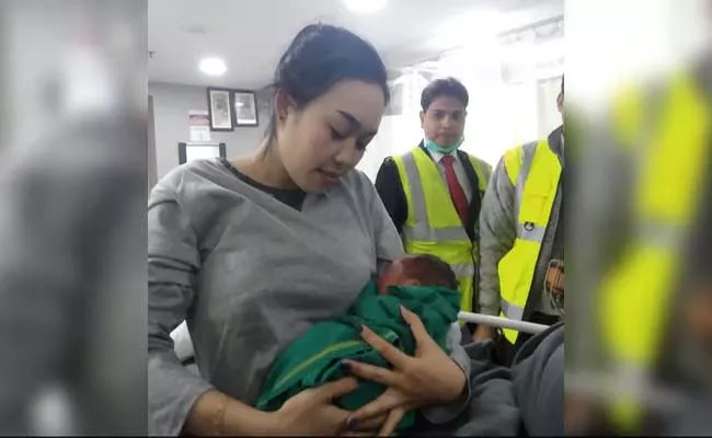 Plane Makes Emergency Landing In Kolkata After Woman Gives Birth Mid Air - Sakshi