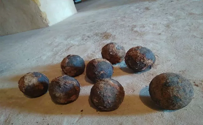 8 Artillery Shells Were Unearthed In Tourist Center Of Gandikota - Sakshi